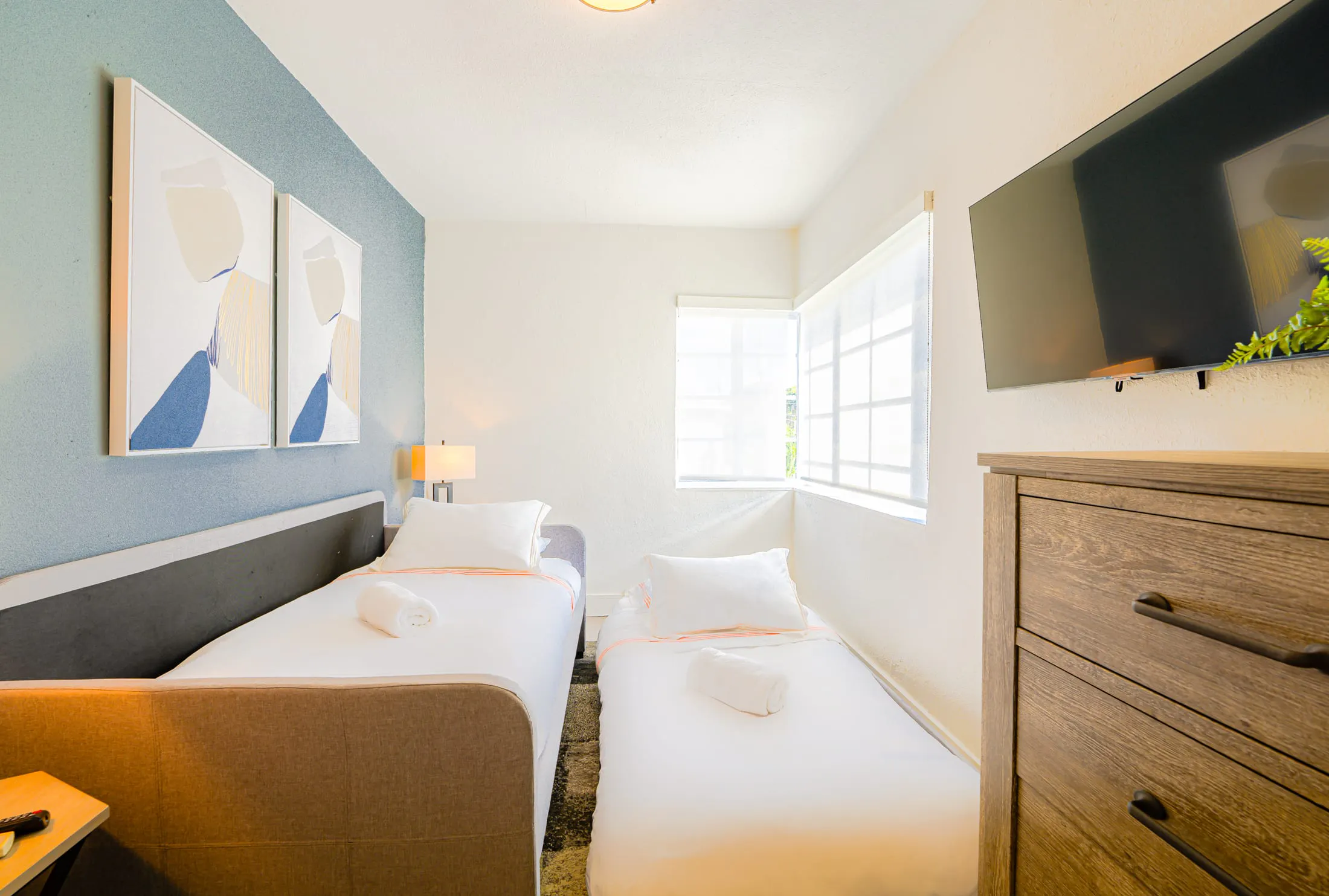 2 bedroom One queen bed two twin beds