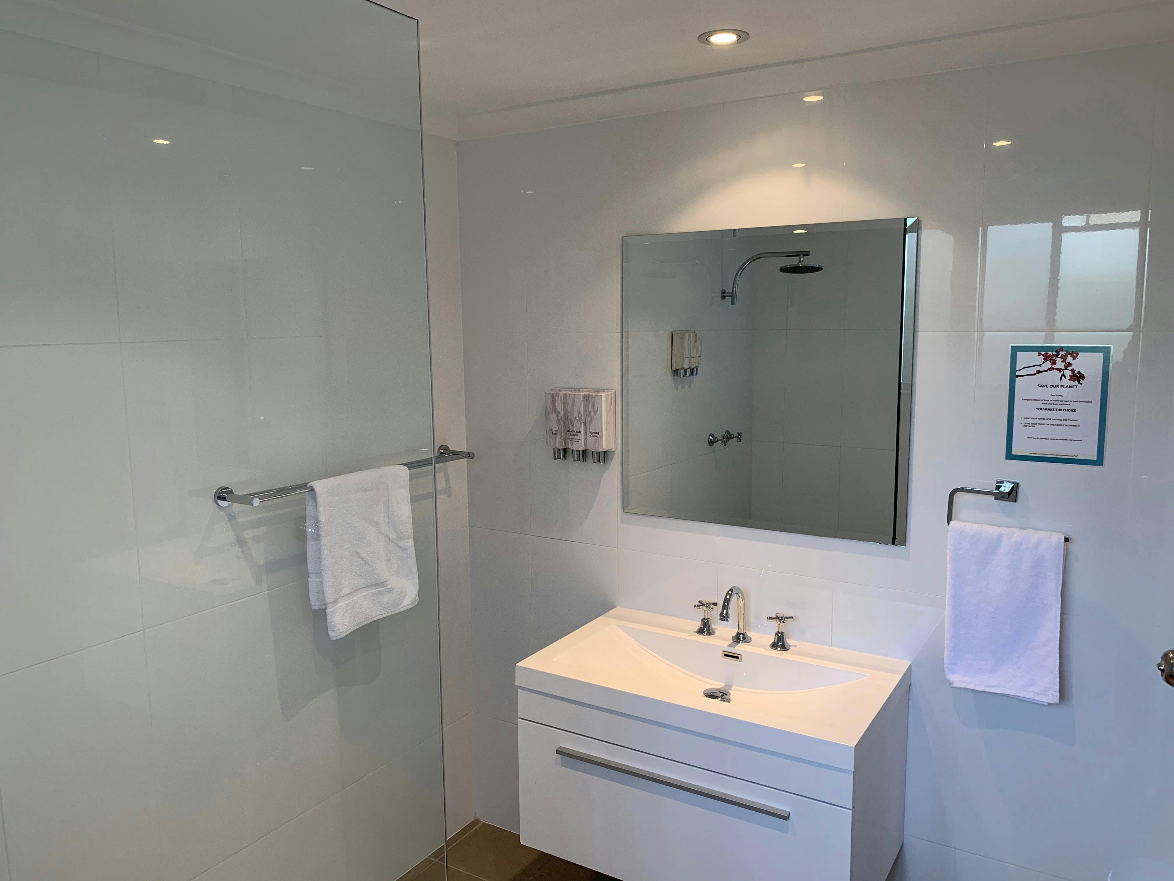 Superior King Room Bathroom