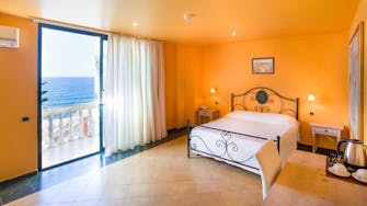 Camera Tipo Suite con Balcone e vista Mare Fronte Piscina