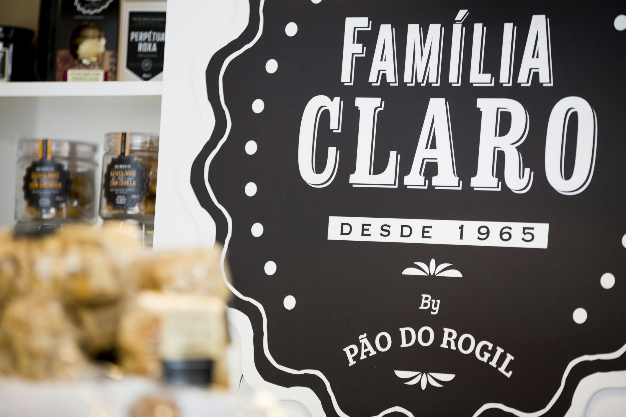 Loja-museu Pão do Rogil para compras de pão e bolos cozidos em forno de lenha.