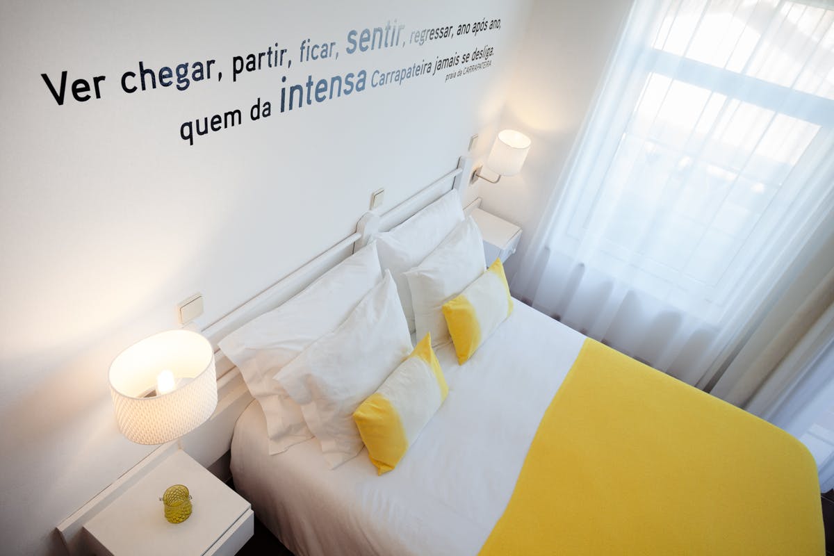 Os quartos Hotel Alcatruz têm uma decoração inspirada na Costa Vicentina