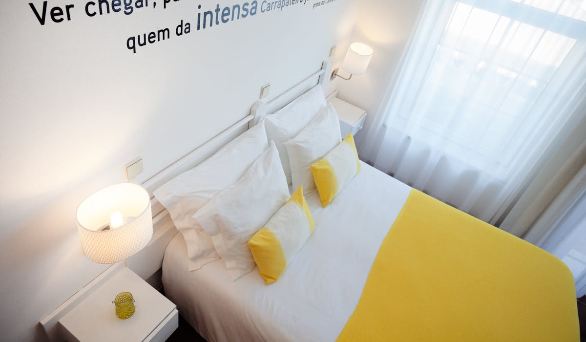 Os quartos Hotel Alcatruz têm uma decoração inspirada na Costa Vicentina