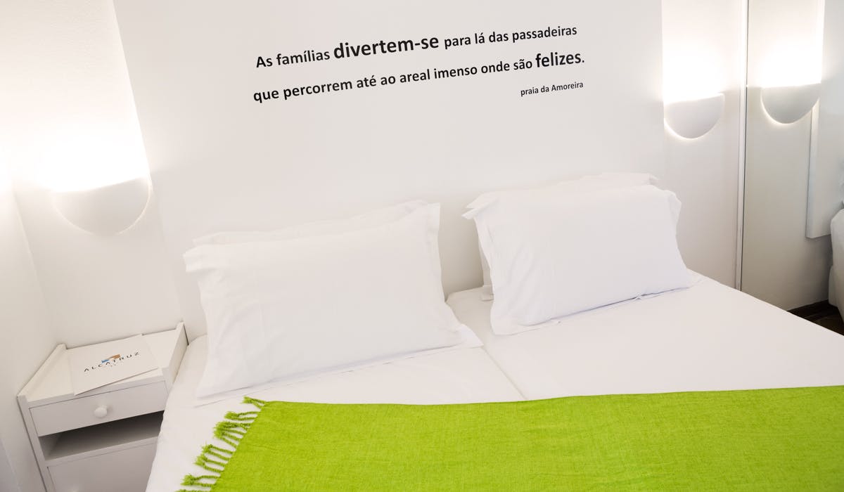 Os quartos Hotel Alcatruz têm uma decoração inspirada na Costa Vicentina