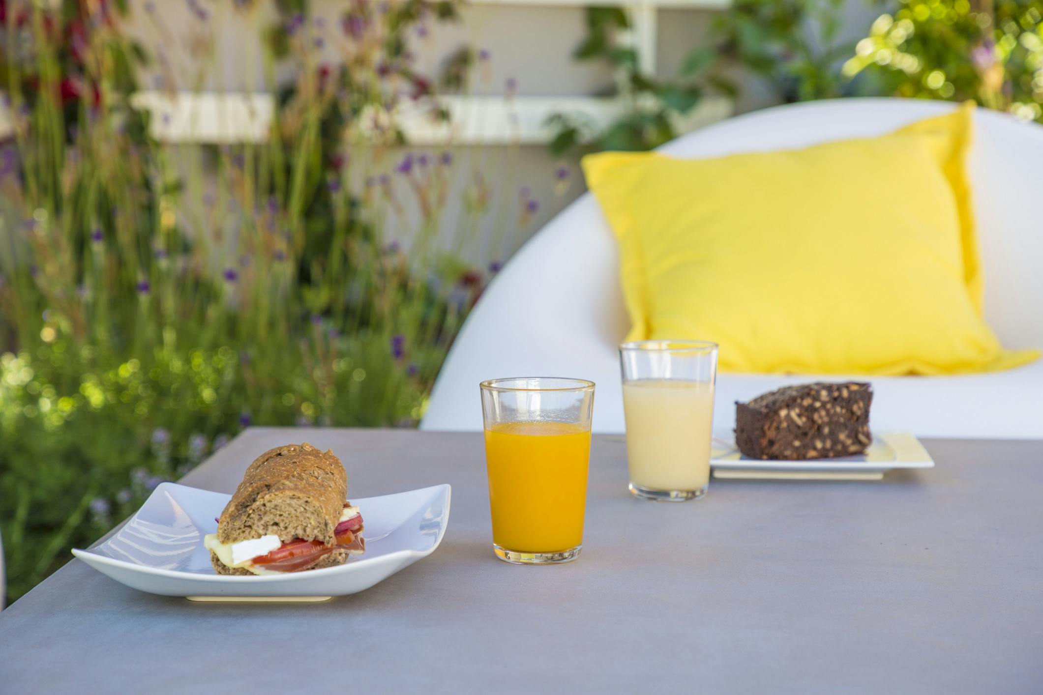 Lanche numa das nossas sombras no jardim do Hotel Alcatruz.