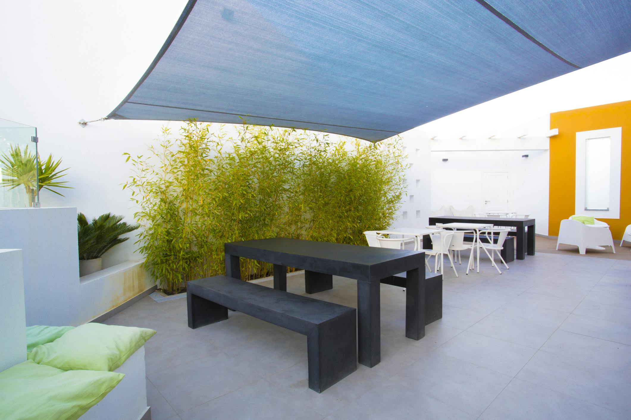 A esplanada do Pão do Rogil aguardo por si.