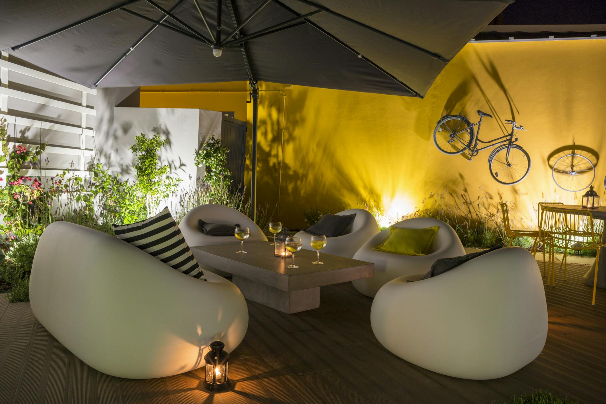 No Alcatruz Fitness Garden tem descanso garantido, nos cadeirões, nos puffs ou no relvado.