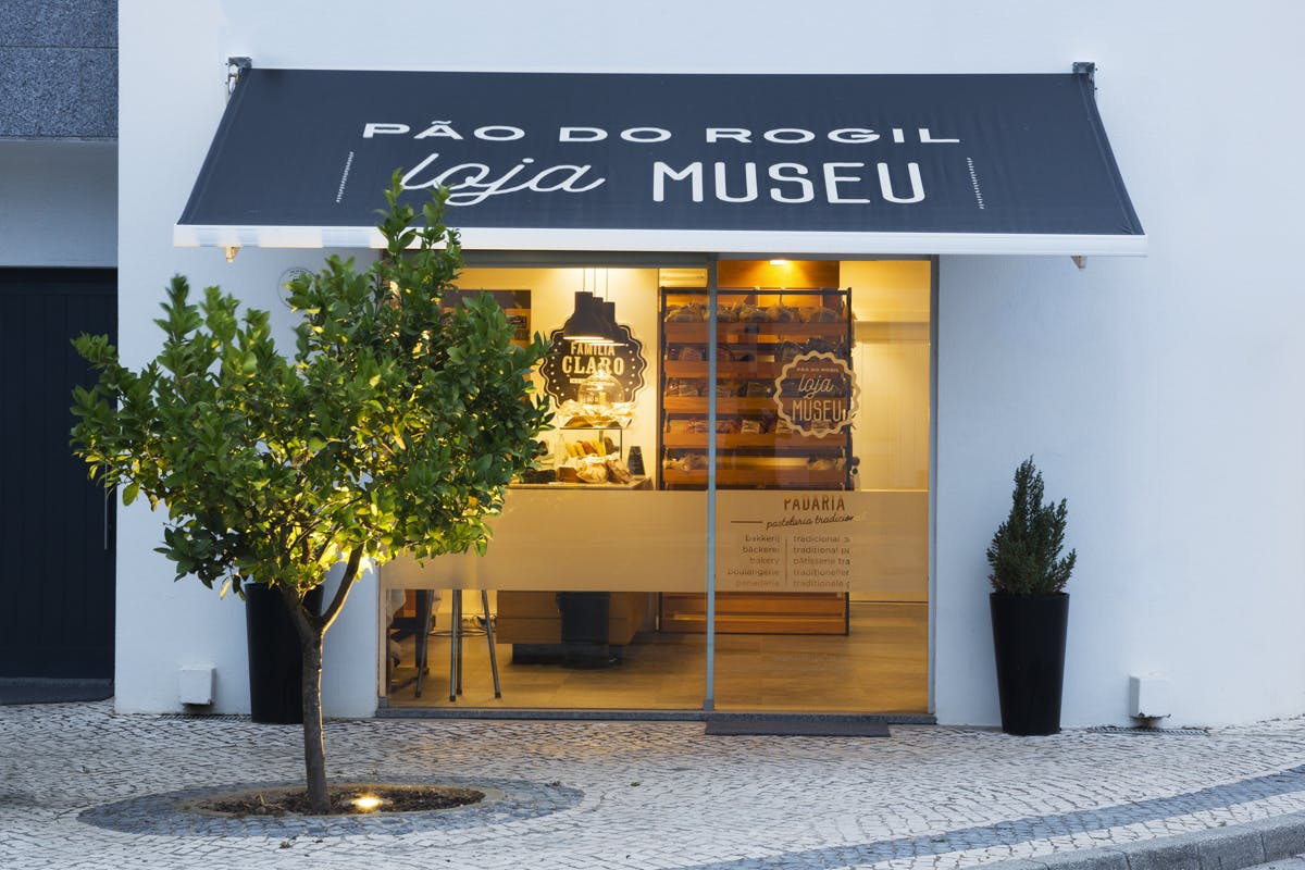 Loja-museu Pão do Rogil para compras de pão e bolos cozidos em forno de lenha.