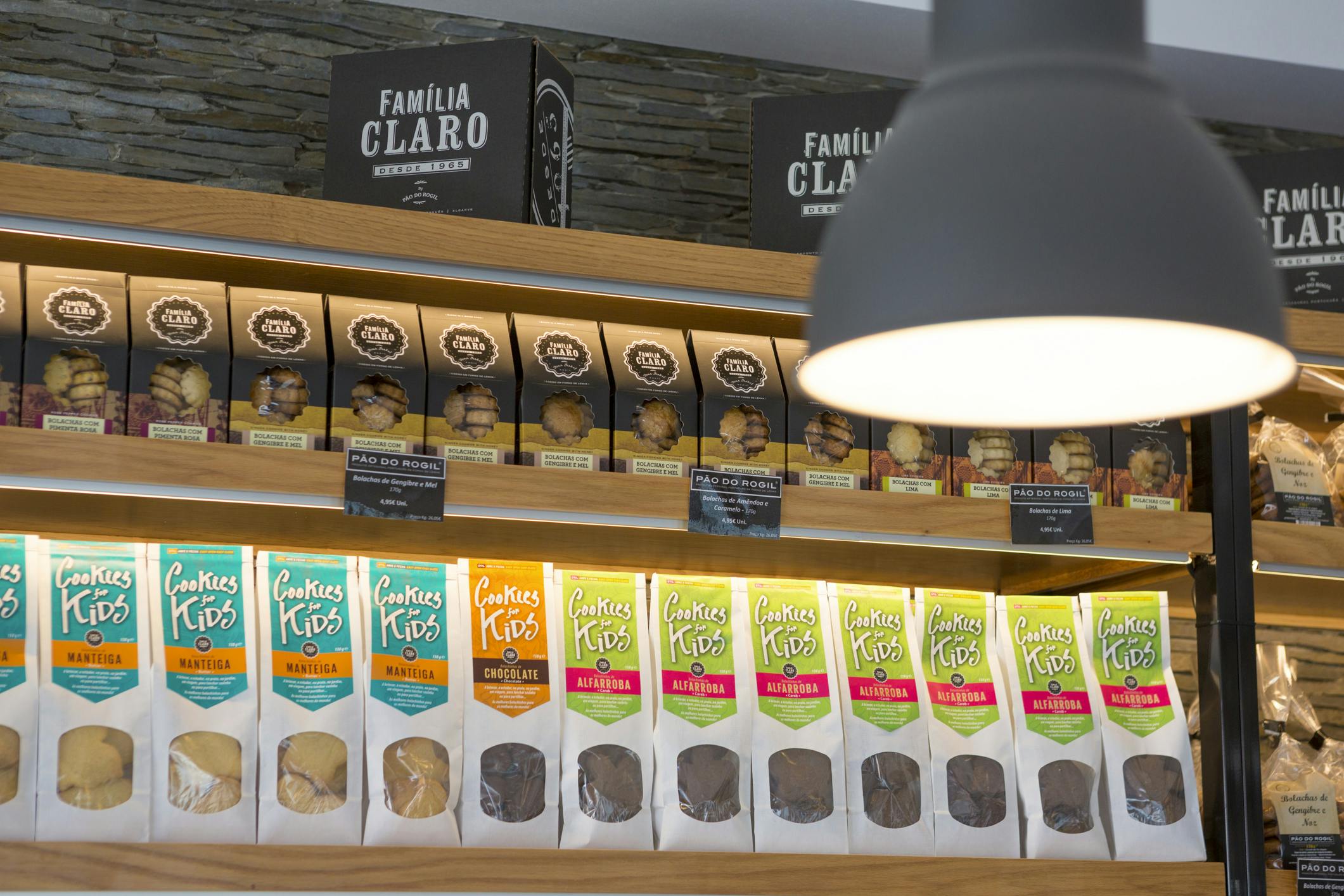 Loja-museu Pão do Rogil para compras de pão e bolos cozidos em forno de lenha.