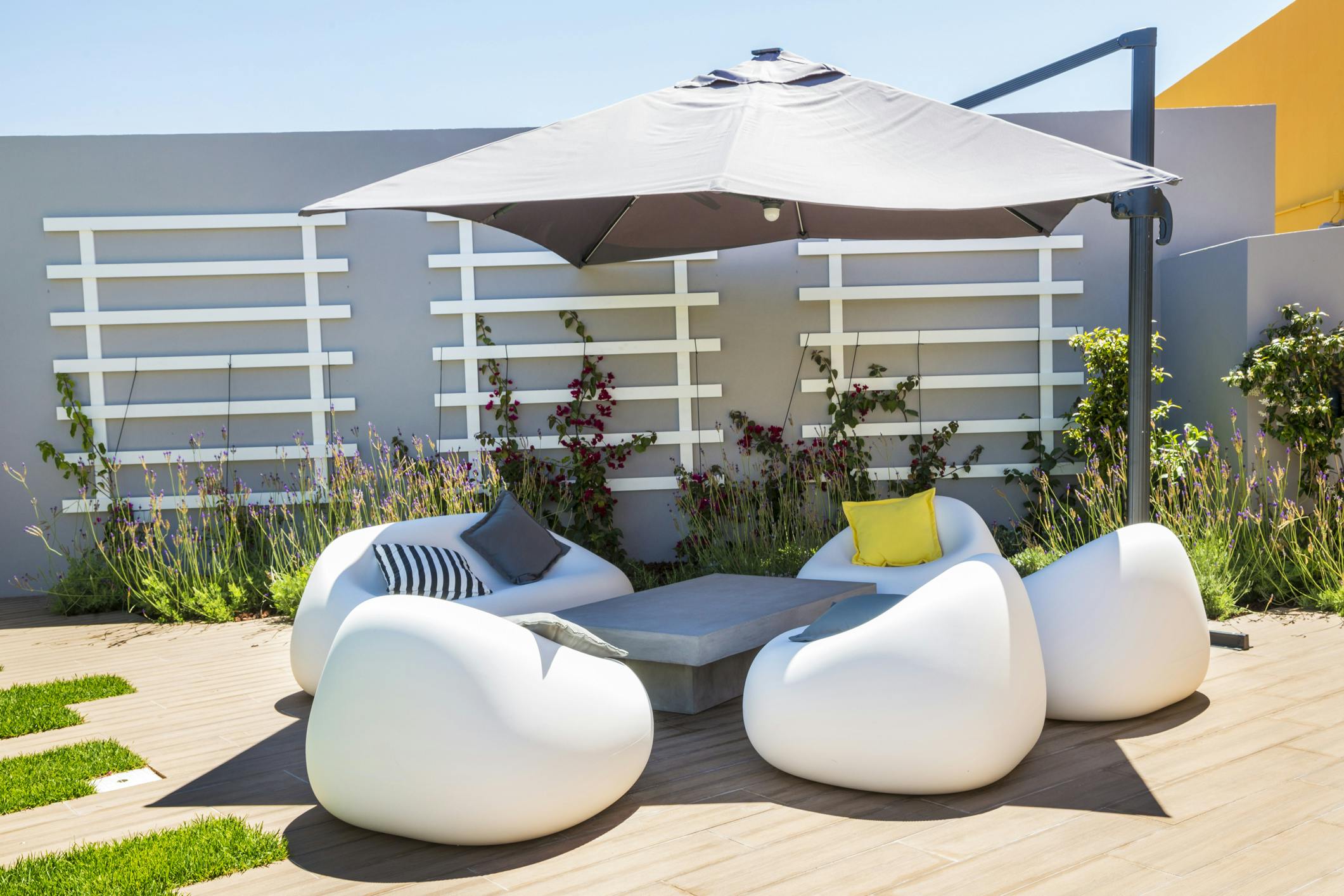 No Alcatruz Fitness Garden tem descanso garantido, nos cadeirões, nos puffs ou no relvado.