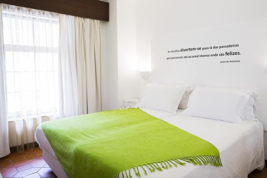 Os quartos Hotel Alcatruz têm uma decoração inspirada na Costa Vicentina