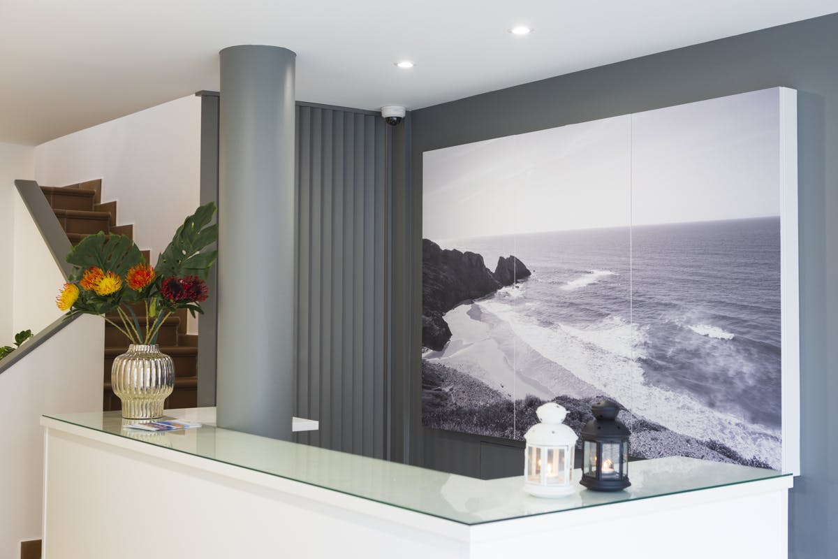 Our Front desk. A recepção do Hotel Alcatruz.