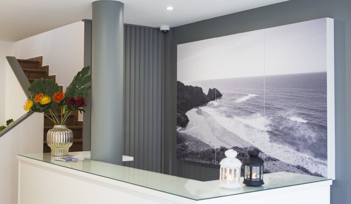 Our Front desk. A recepção do Hotel Alcatruz.