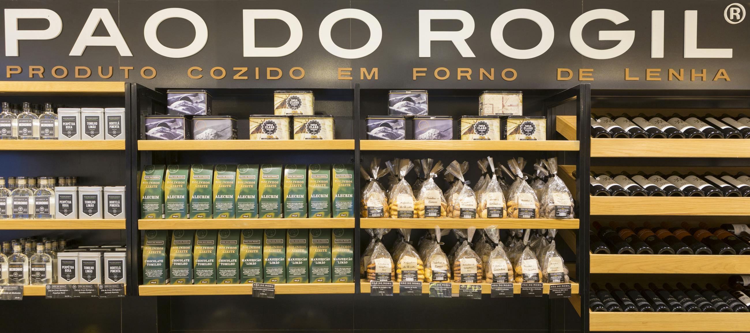 Loja-museu Pão do Rogil para compras de pão e bolos cozidos em forno de lenha.