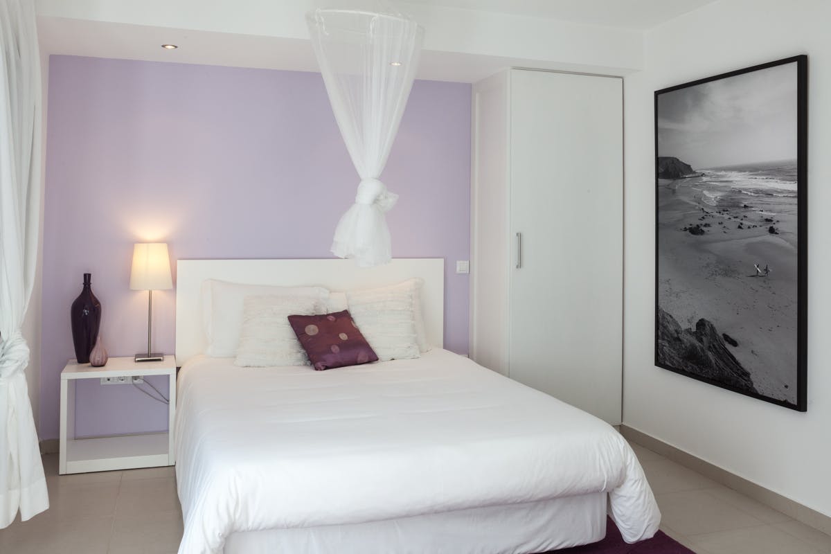 Nos estúdios Hotel Alcatruz tem um espaço de estar e um para cozinhar.