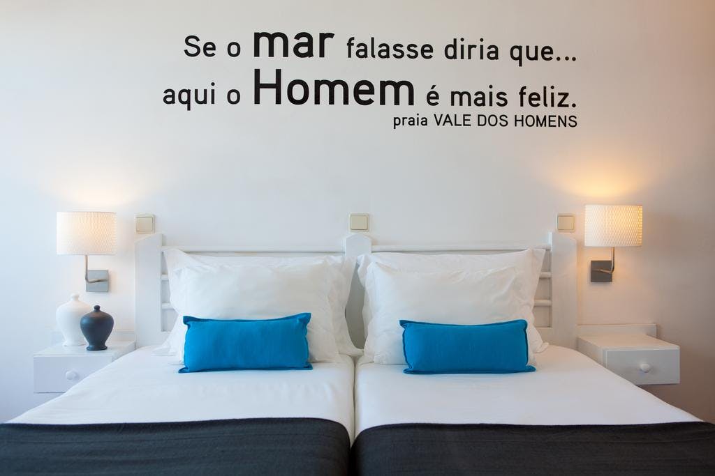 Os quartos Hotel Alcatruz têm uma decoração inspirada na Costa Vicentina