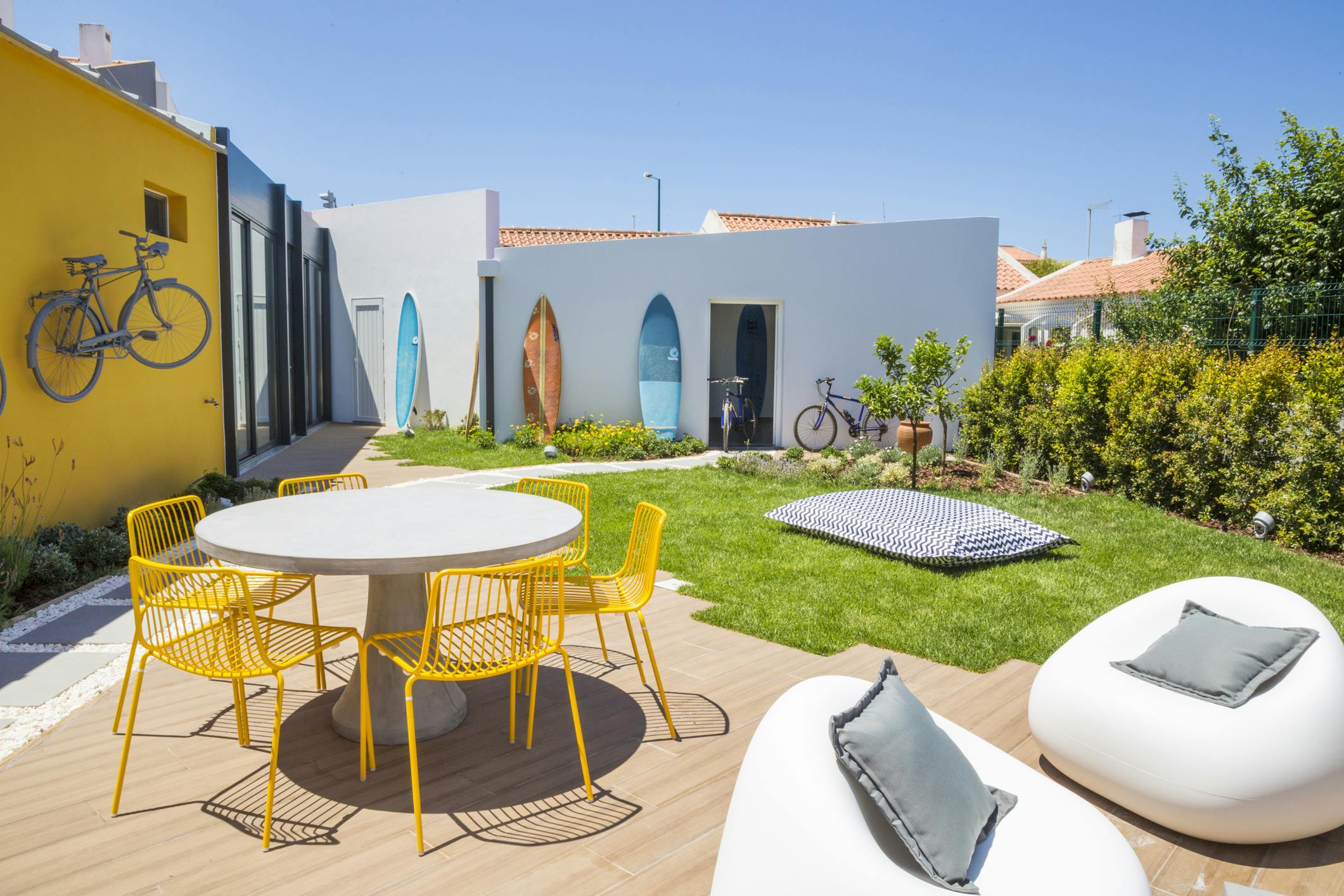 No jardim do Hotel Alcatruz pode tomar uma refeição leve.