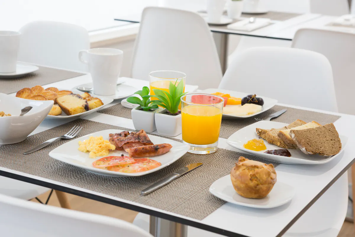 Breakfast. Pequeno-almoço no Hotel Alcatruz com fruta e iguarias do Pão do Rogil.