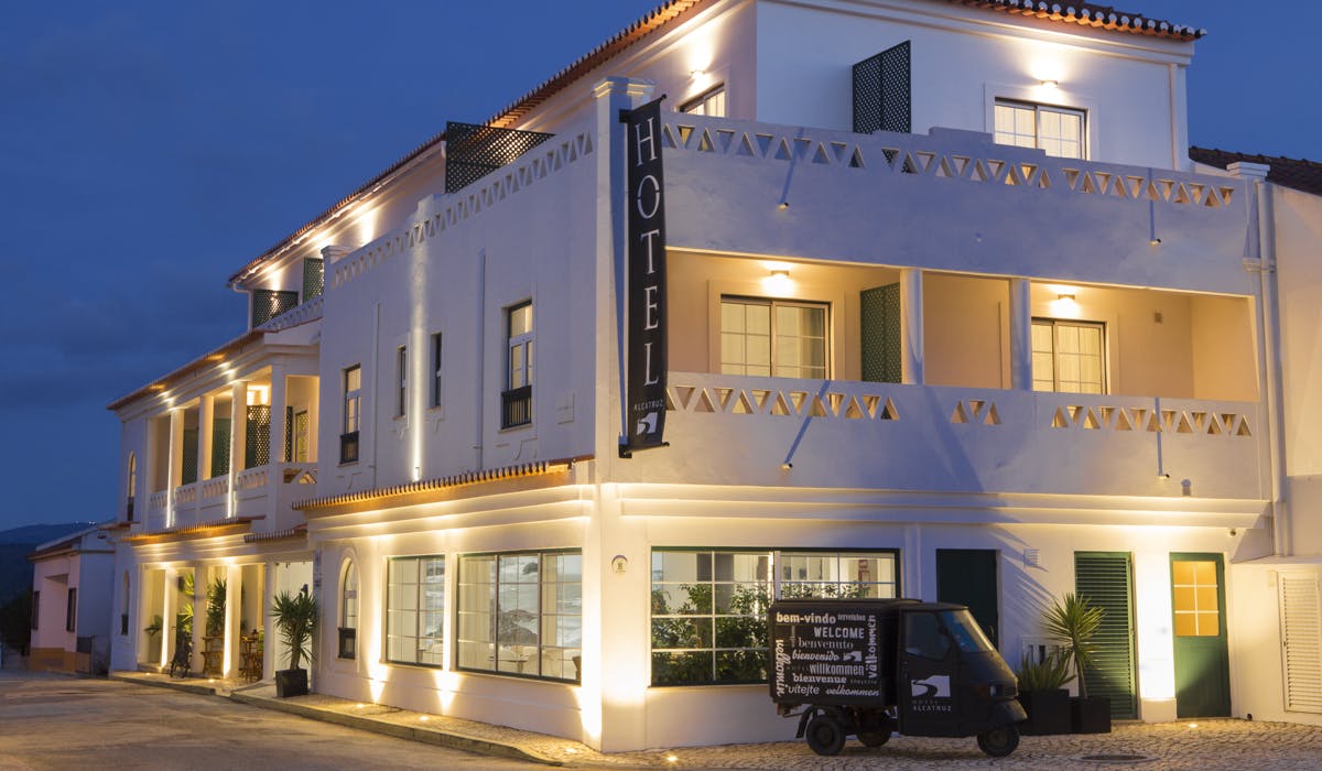Alcatruz by night. A fachada do Hotel Alcatruz à noite, vista da estrada por quem passa.