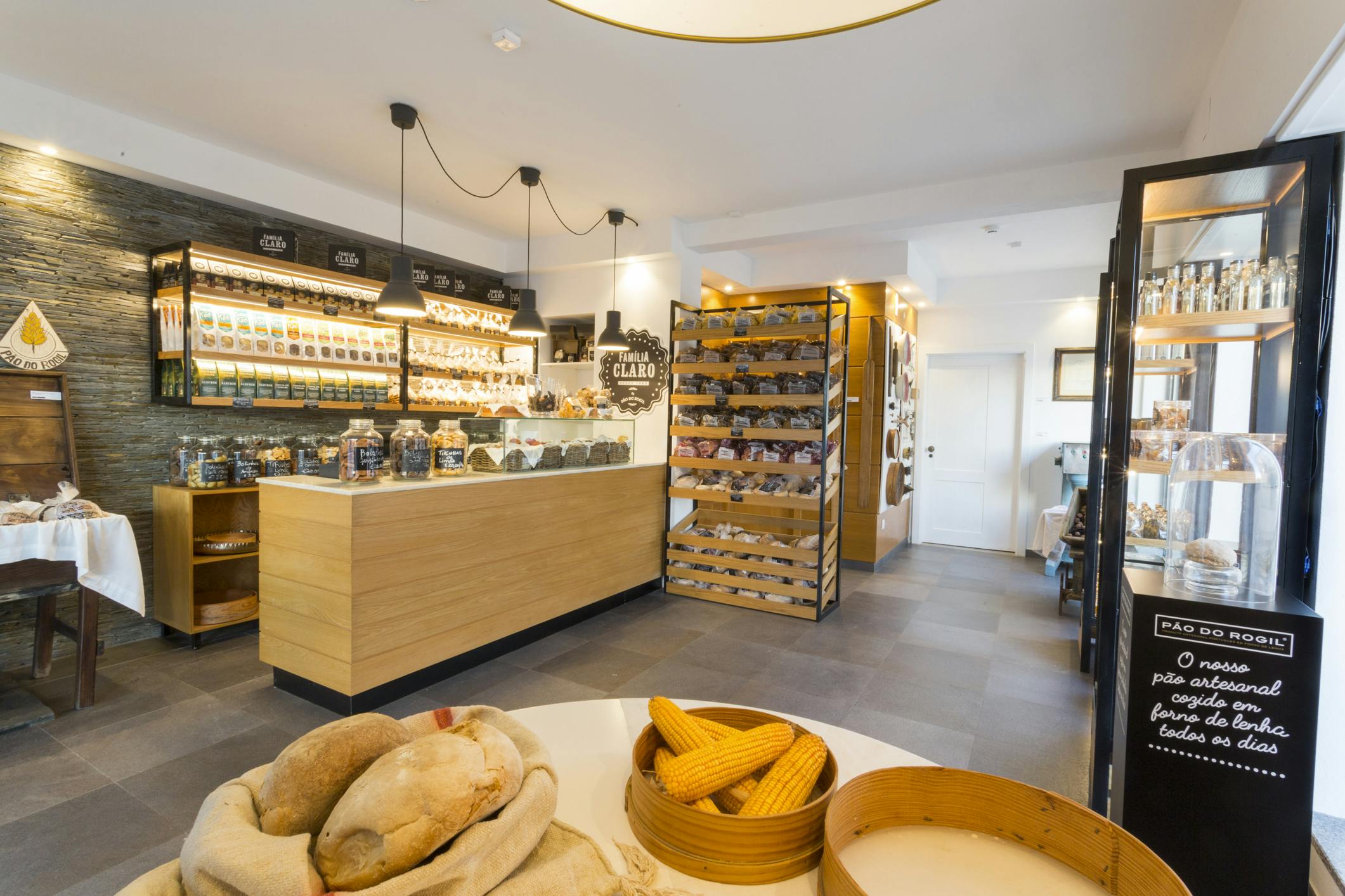 Loja-museu Pão do Rogil para compras de pão e bolos cozidos em forno de lenha.