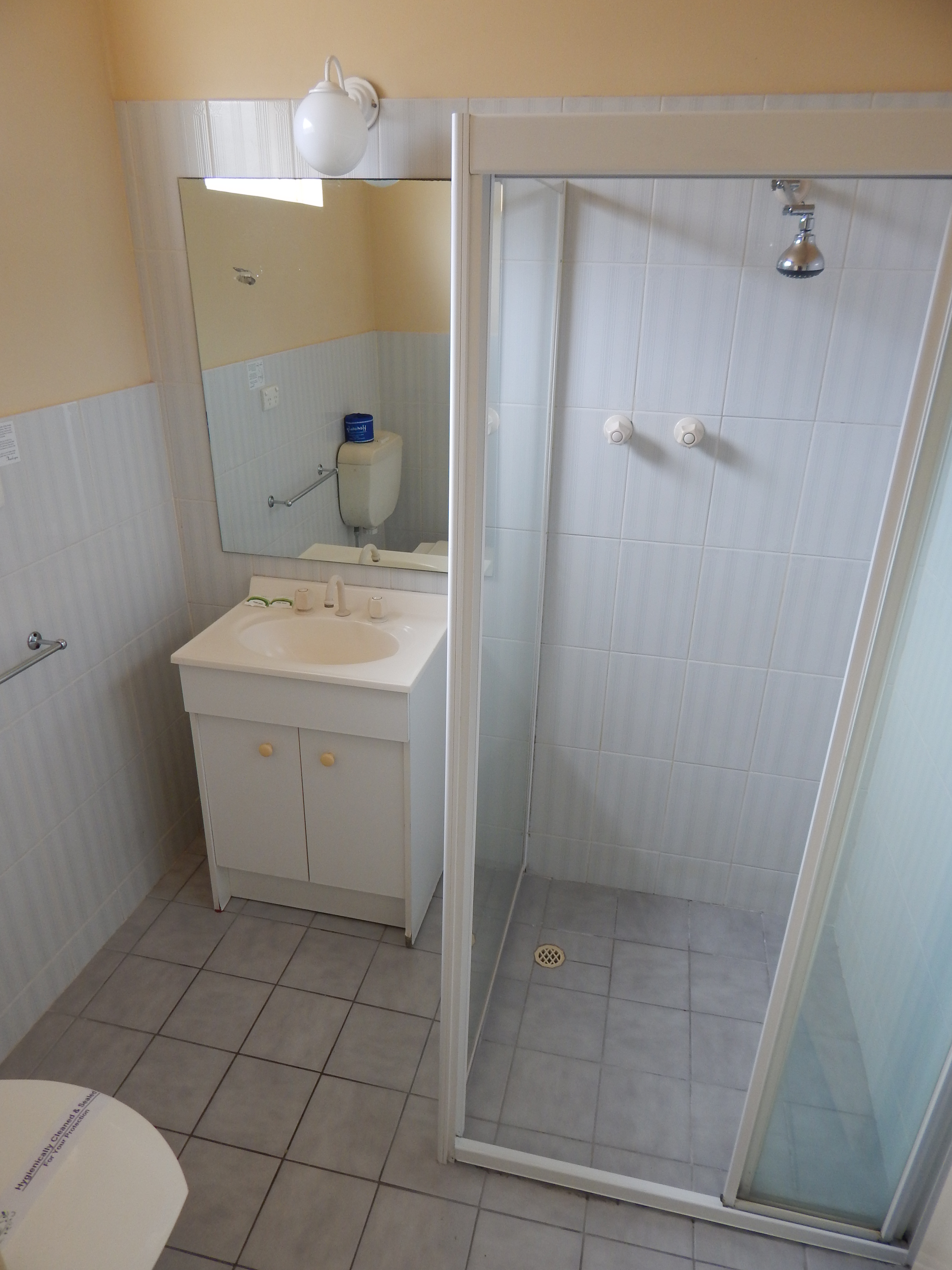 Economy Double or Deluxe Twin Bathroom