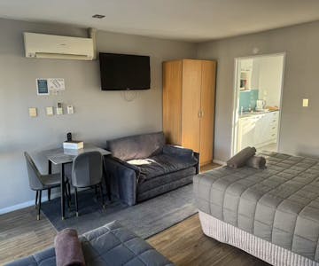 Superior Queen Studio