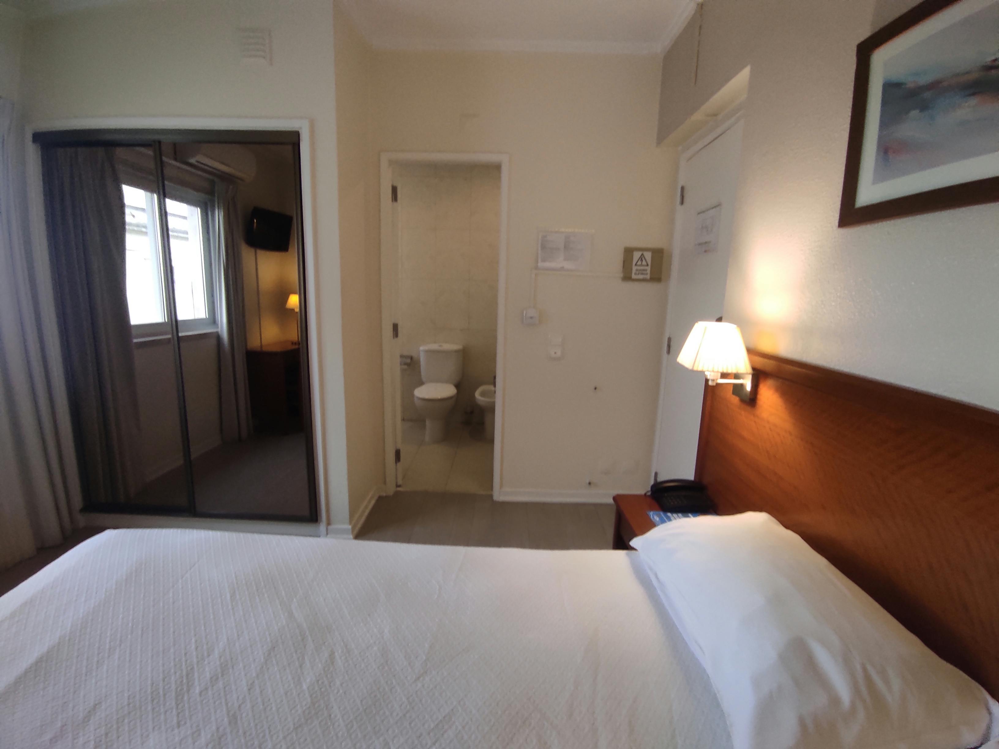 Comfortable Bed room With Estoril city view window Quarto confortável com vista para a cidade do Estoril