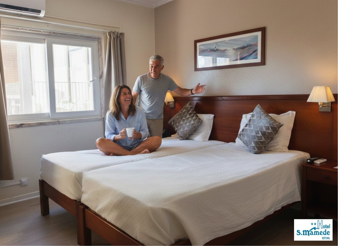 Casal sorridente aproveitando quarto twin confortável no Hotel São Mamede Estoril, hotel perto da praia e do Casino Estoril