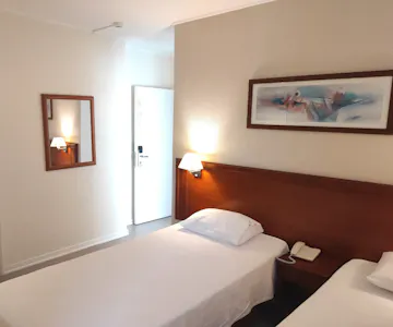Twin room with separate beds at Hotel São Mamede Estoril, an ideal choice for business travelers and Estoril Congress Center