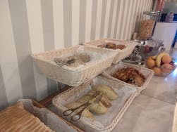 Hotel breakfast buffet with various types of bread. Buffet de pequeno-almoço do hotel com vários tipos de pães .