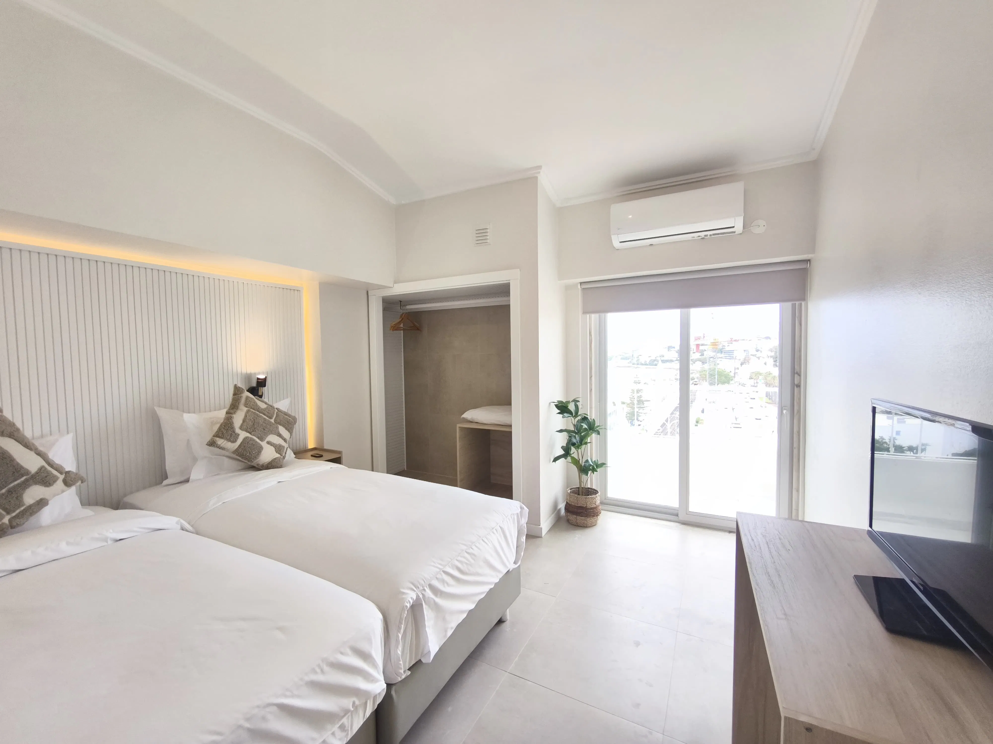 Wake up above Tamariz Beach to uninterrupted views of the Atlantic Ocean, Forte da Cruz and Cascais Bay. Located on the hotel