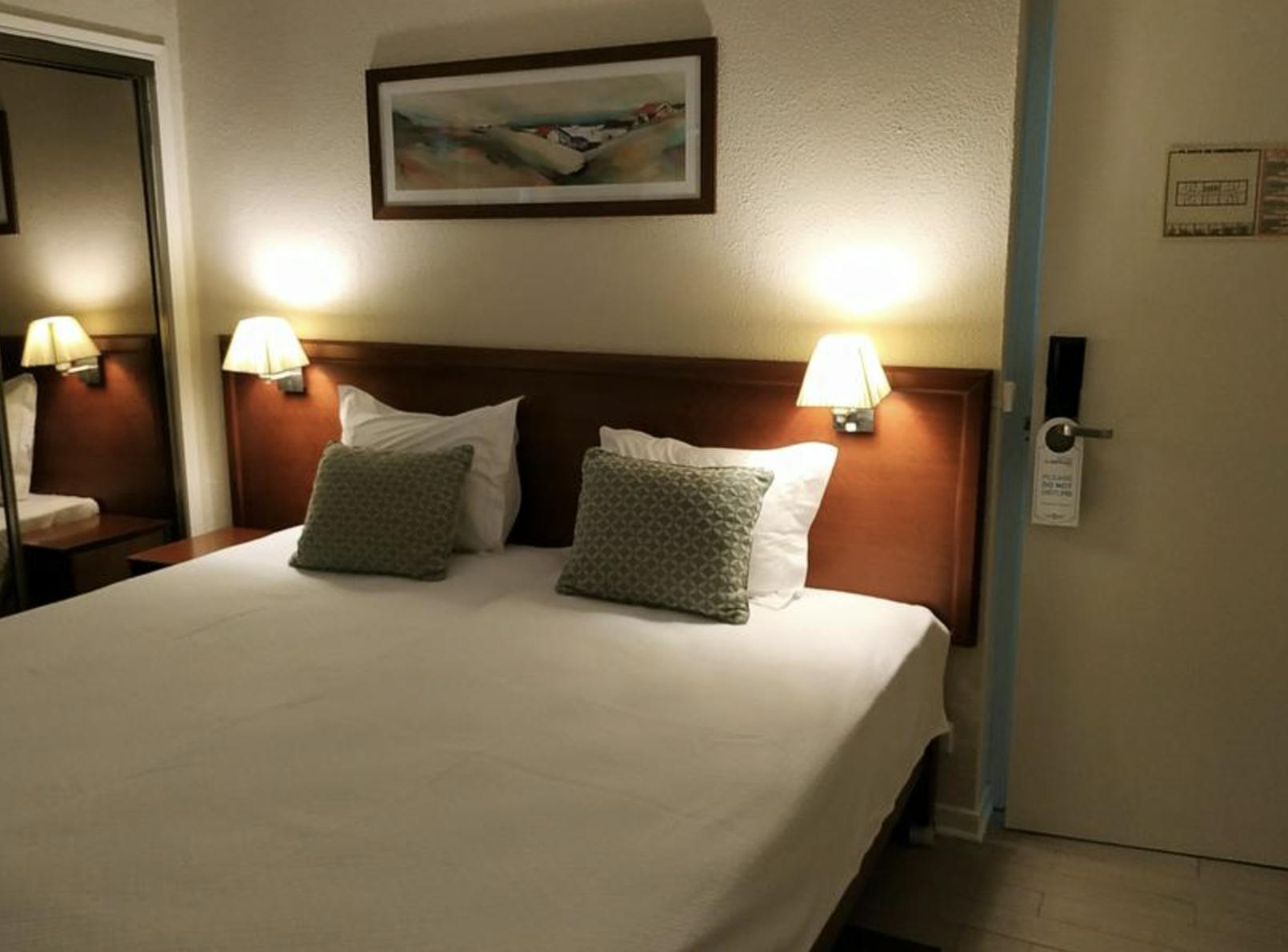 Comfortable Bed room With Estoril city view window Quarto confortável com vista para a cidade do Estoril