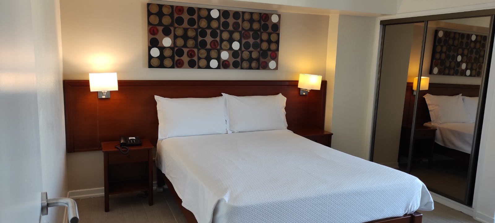 Comfortable Bed room With Estoril city view window Quarto confortável com vista para a cidade do Estoril