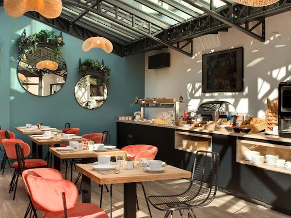 Buffet petit déjeuner dans la Verrière de l'hôtel des ducs