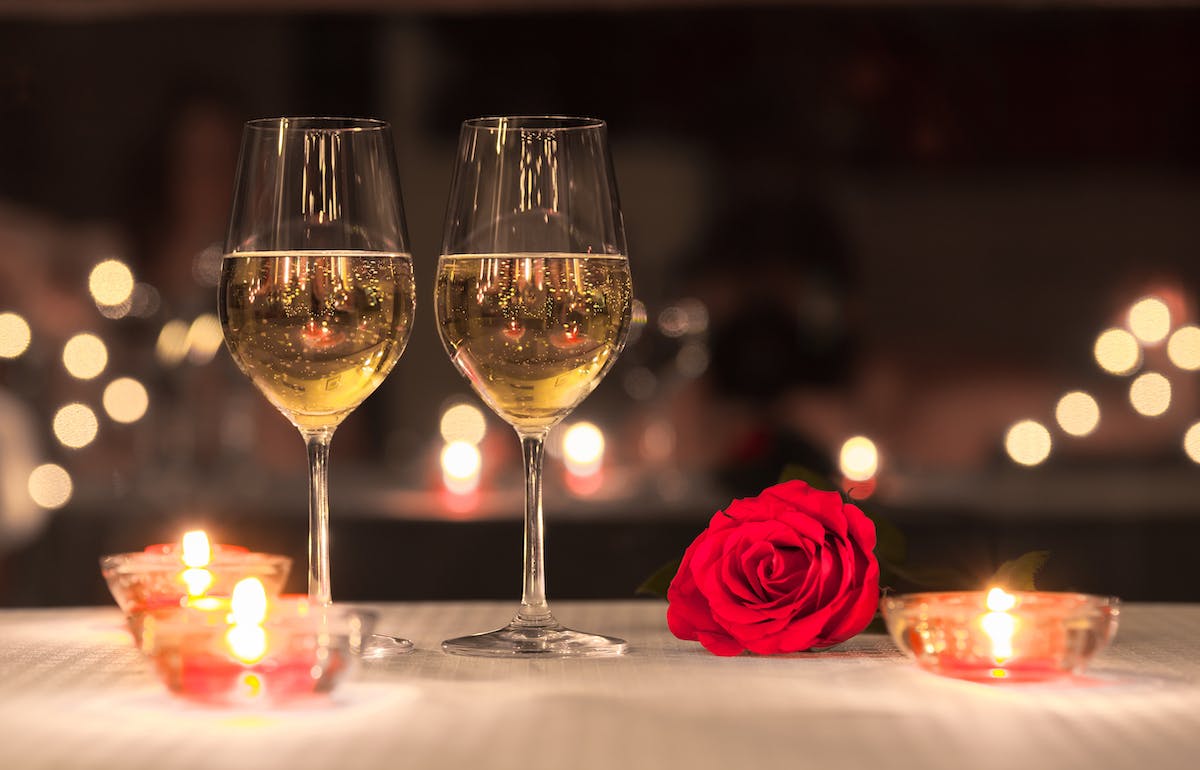 Verres de vin avec rose pour un forfait romantique