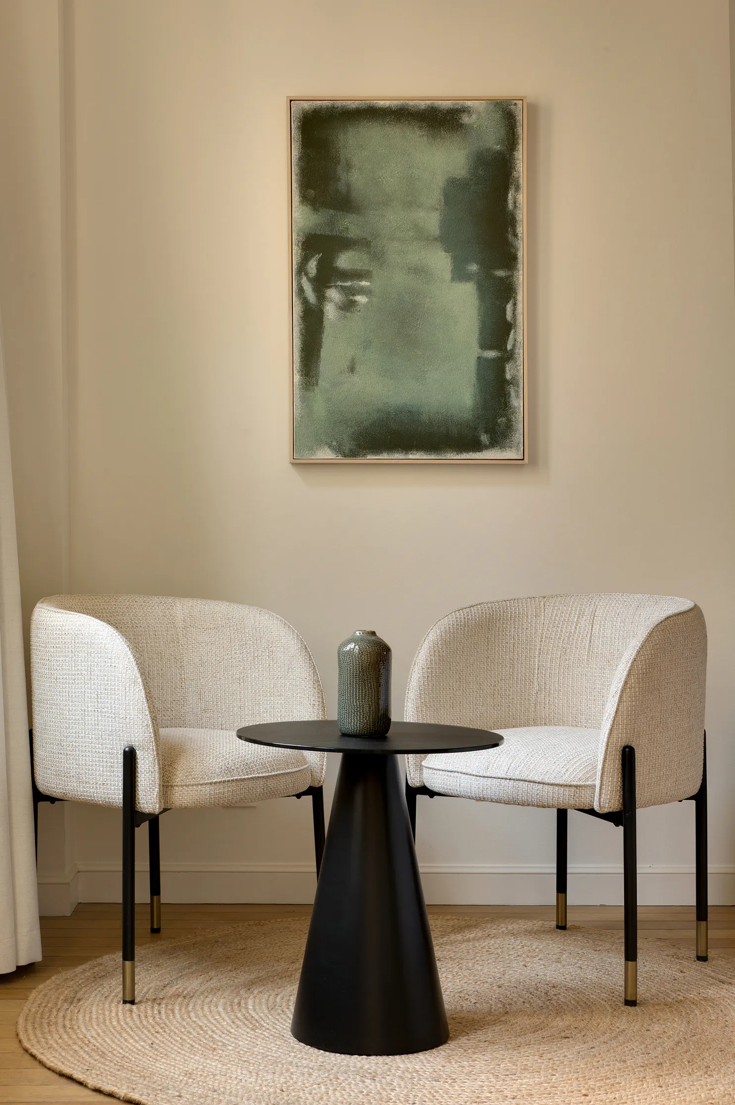Maison 1642 - Fauteuils et tableau dans la Chambre Chardonnay