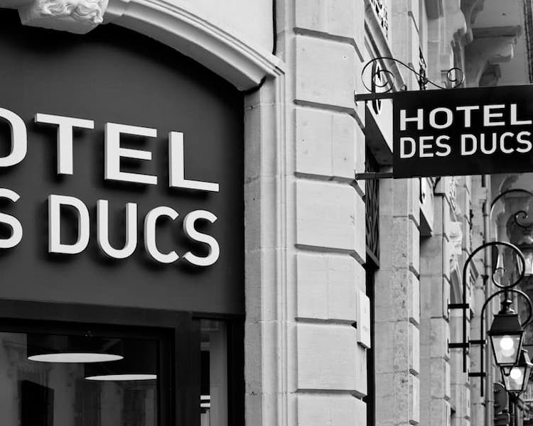 Facade de l'hotel des ducs à Dijon - Angle