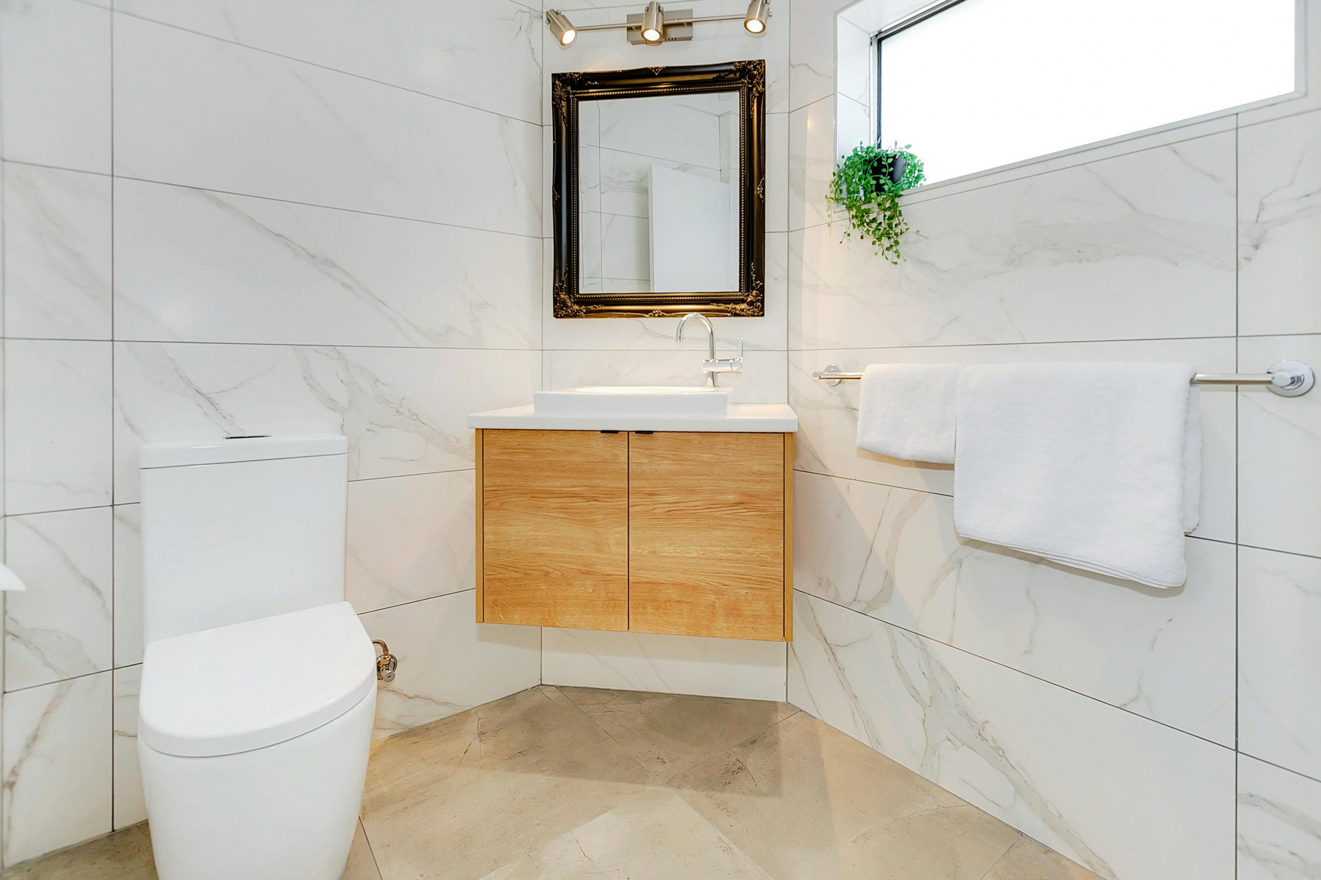 Superior King Room Bathroom