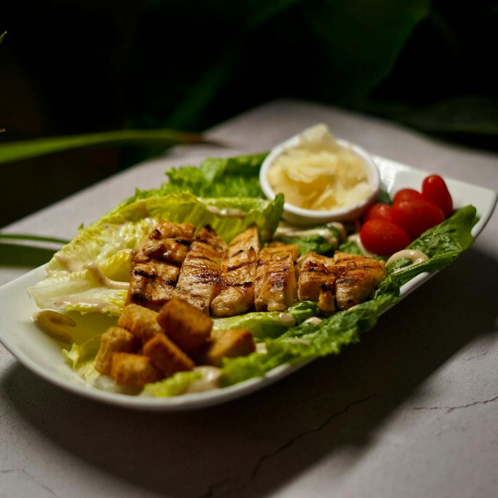Caesar salad with grilled Chicken. Ensalada César con Pollo a la Parrilla.