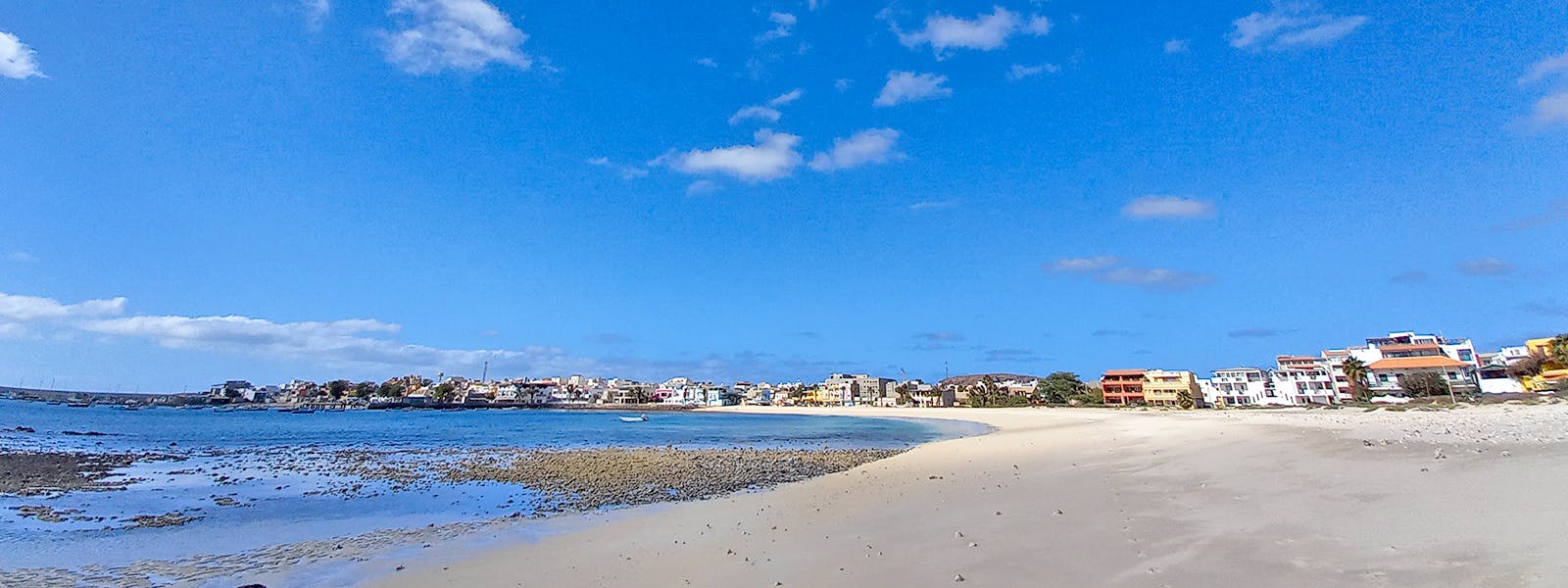 Papaya Apartments Boa Vista Cabo Verde playa con pueblo al fondo