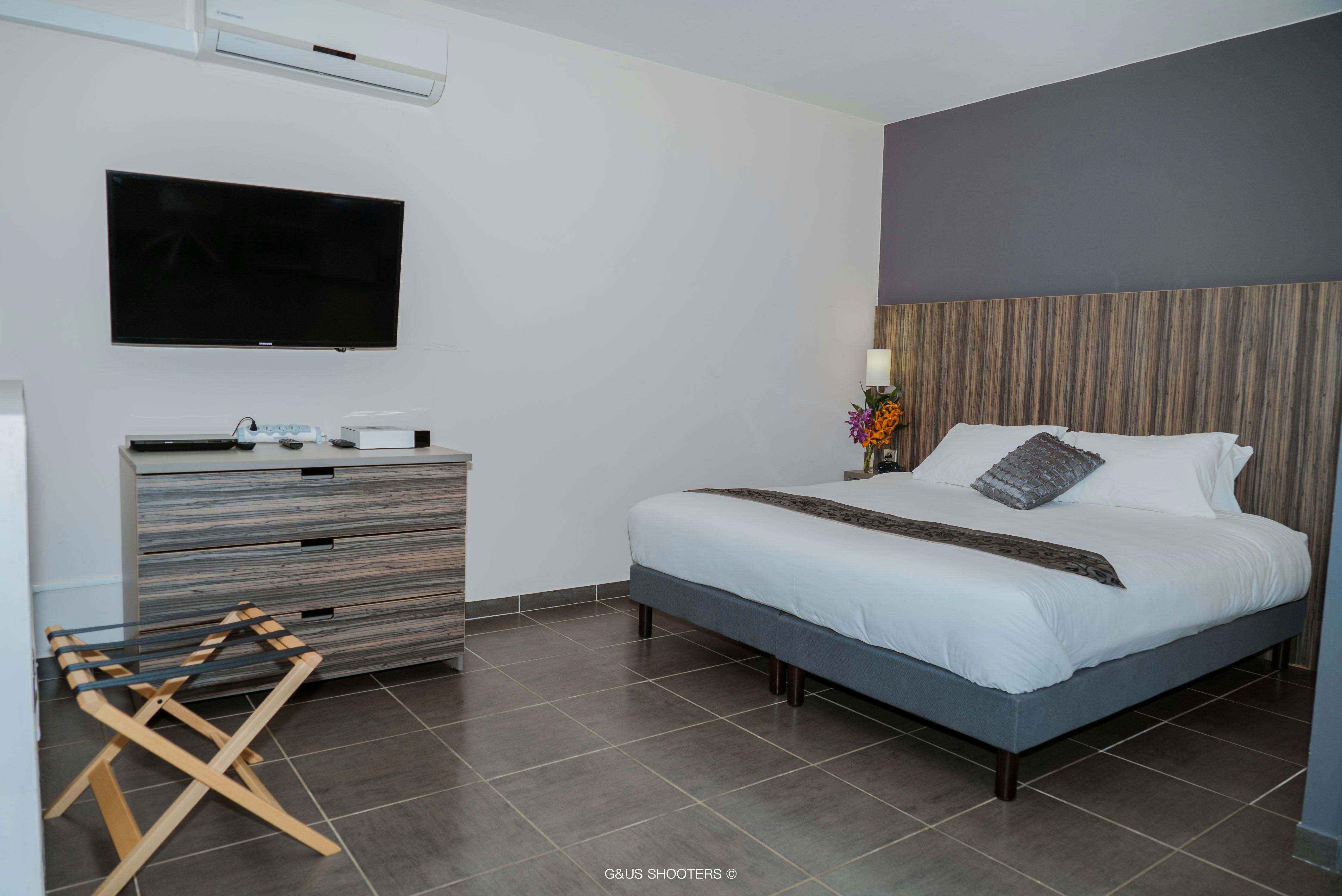 Espace chambre dans une suite a l'appart'hôtel Eclipse à Cayenne, bedroom space in a suite at apartment hotel Eclipse