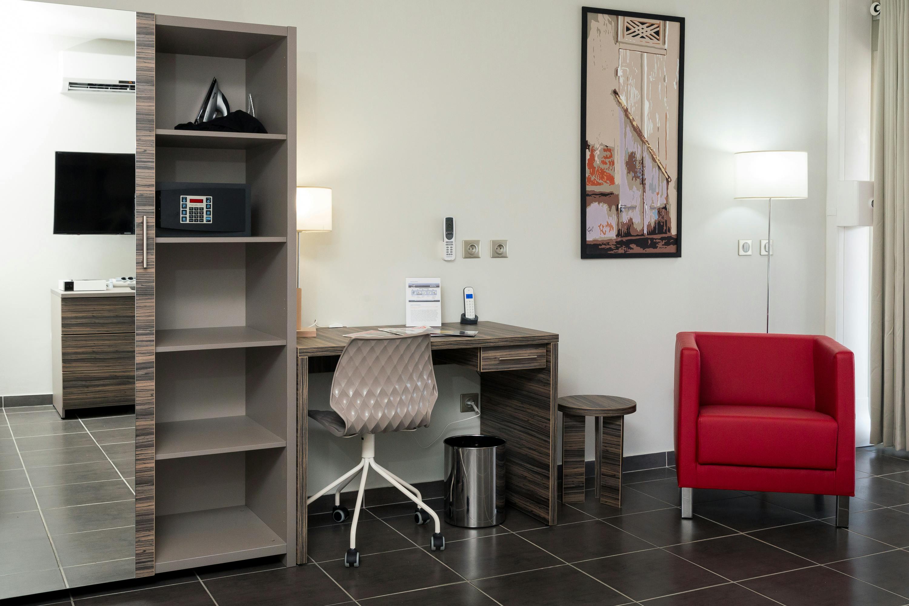 Espace bureau dans une suite a Eclipse, Writing desk in a suite at Eclipse