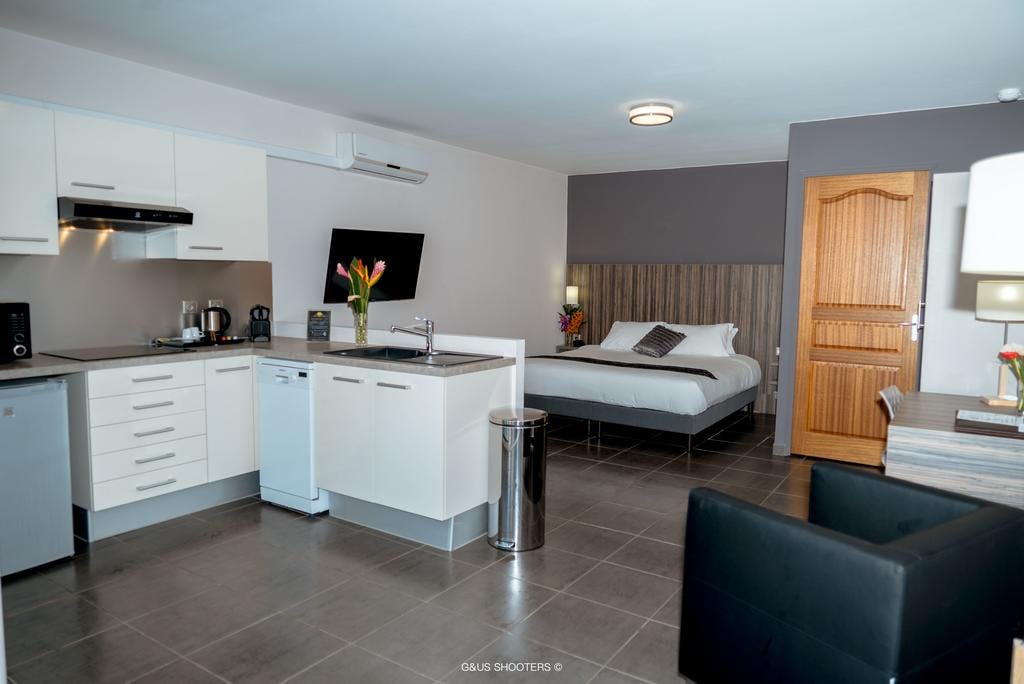 Vue d'ensemble d'une suite a l'appart'hôtel Eclipse à Cayenne, global view of a suite at apartment hotel Eclipse