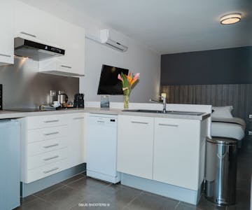 Espace cuisine dans une suite a l'appart'hôtel Eclipse à Cayenne, kitchen space in a suite at apartment hotel Eclipse