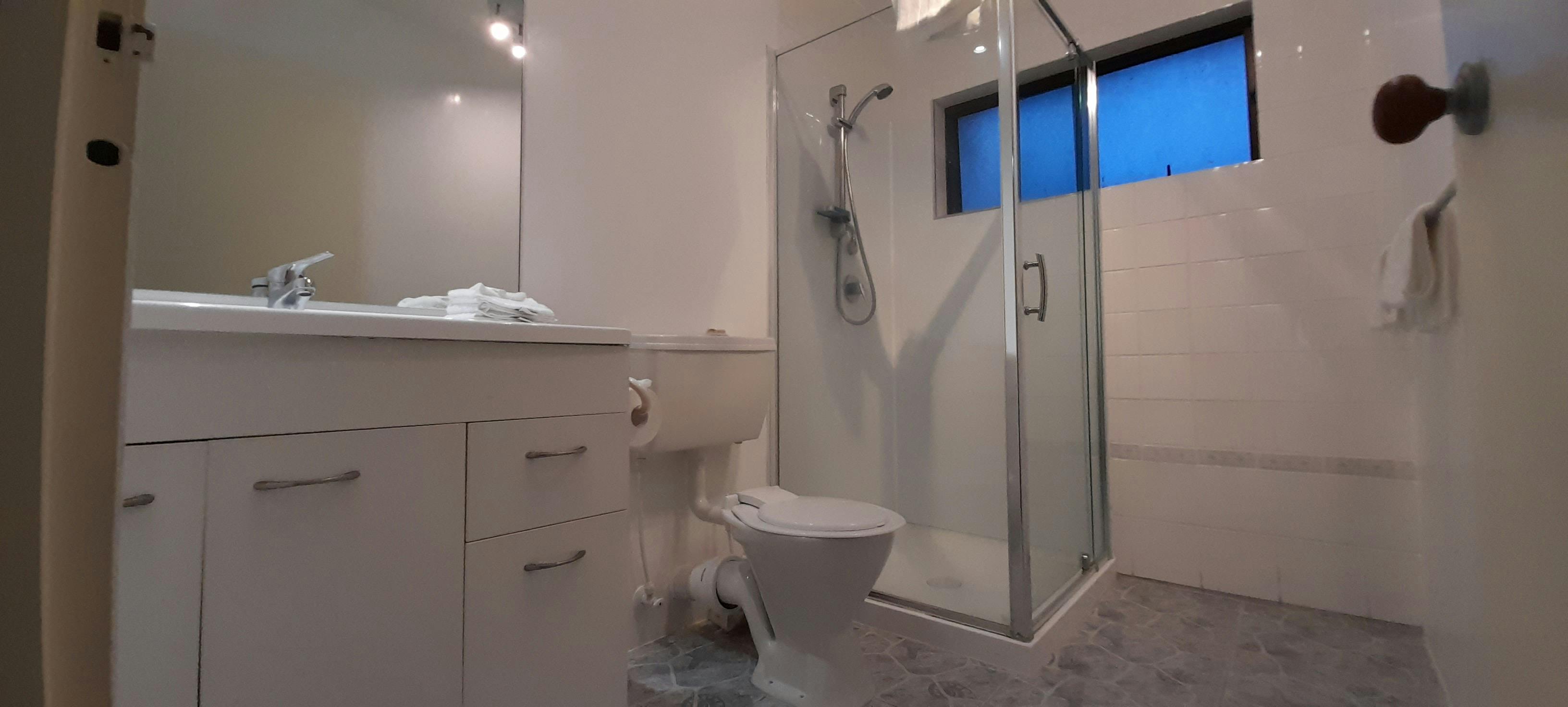 3 bedroom bathroom up stair