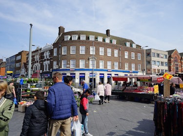 The Bank Hotel has easy access to all public transport and is only 14 minutes away from Central London. 1