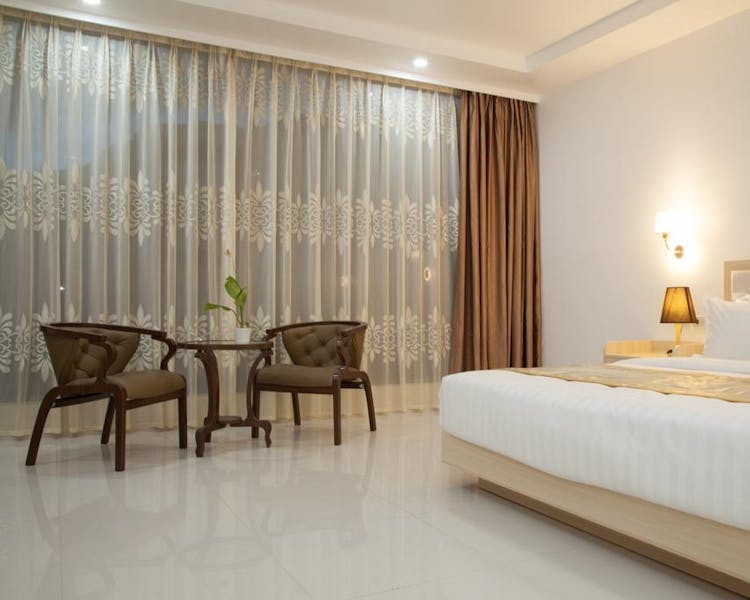 Deluxe Room 1 Queen Bed