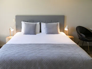 motel taupo king size beds 1