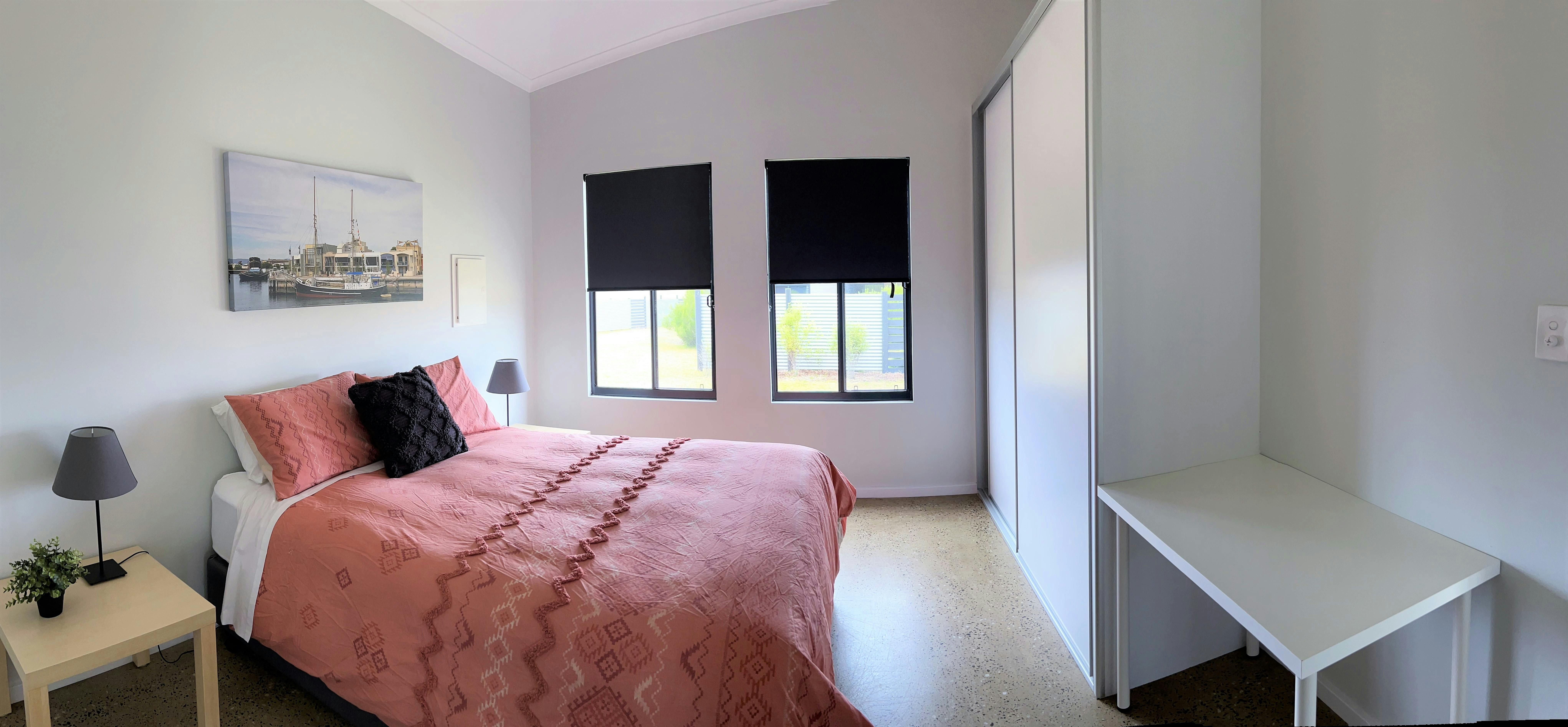 Villa 1 Room 2: Queen bed, wardrobe.