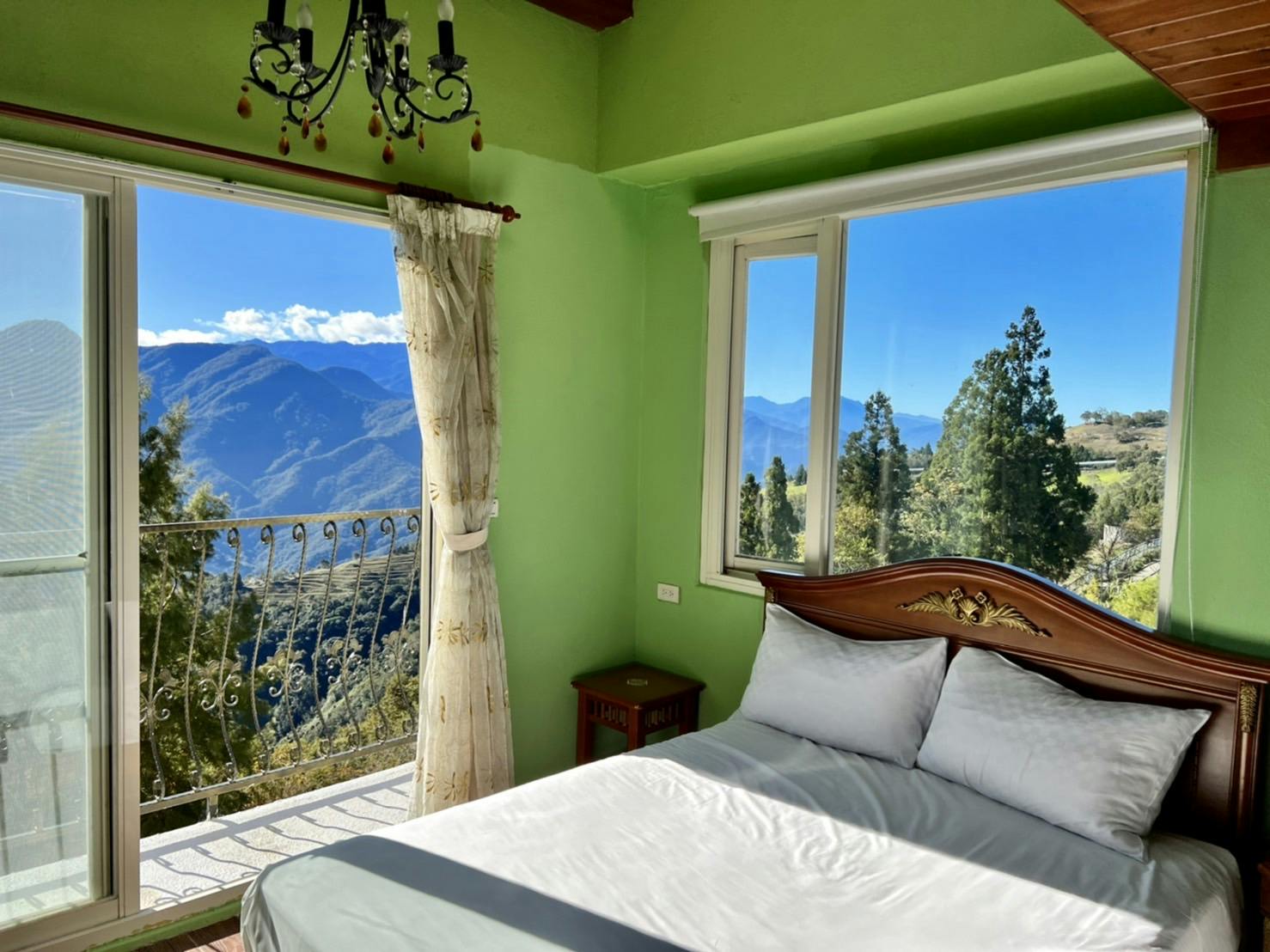 清境羊角村鄉村民宿 - 窗外遠眺清境農場高山雲海美景