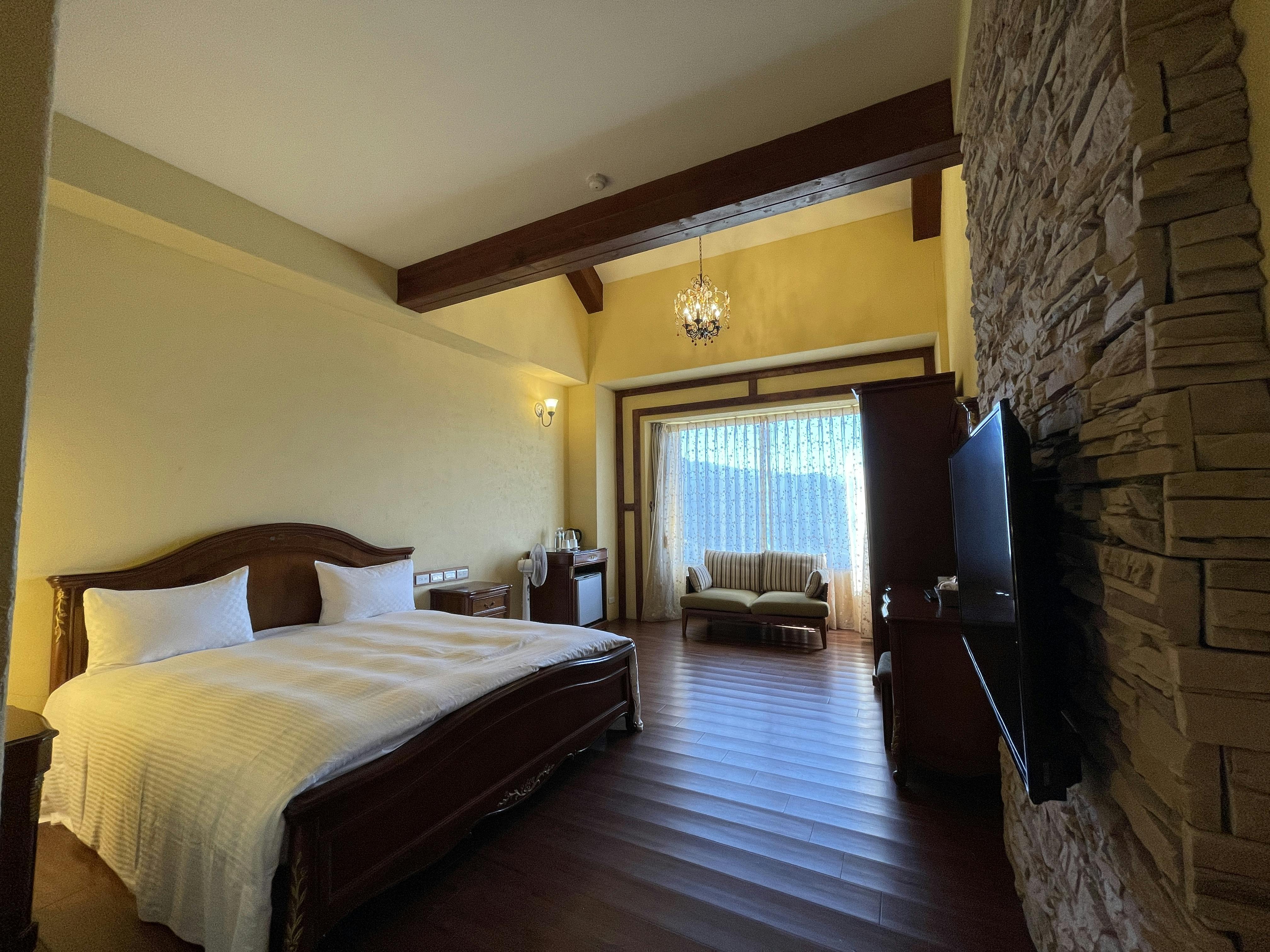 清境羊角村鄉村民宿景觀雙人房 - 窗外直面清境農場山景